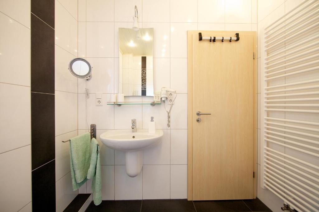 Kleines Landhaus Wendel Hotel Kapellen-Drusweiler ภายนอก รูปภาพ